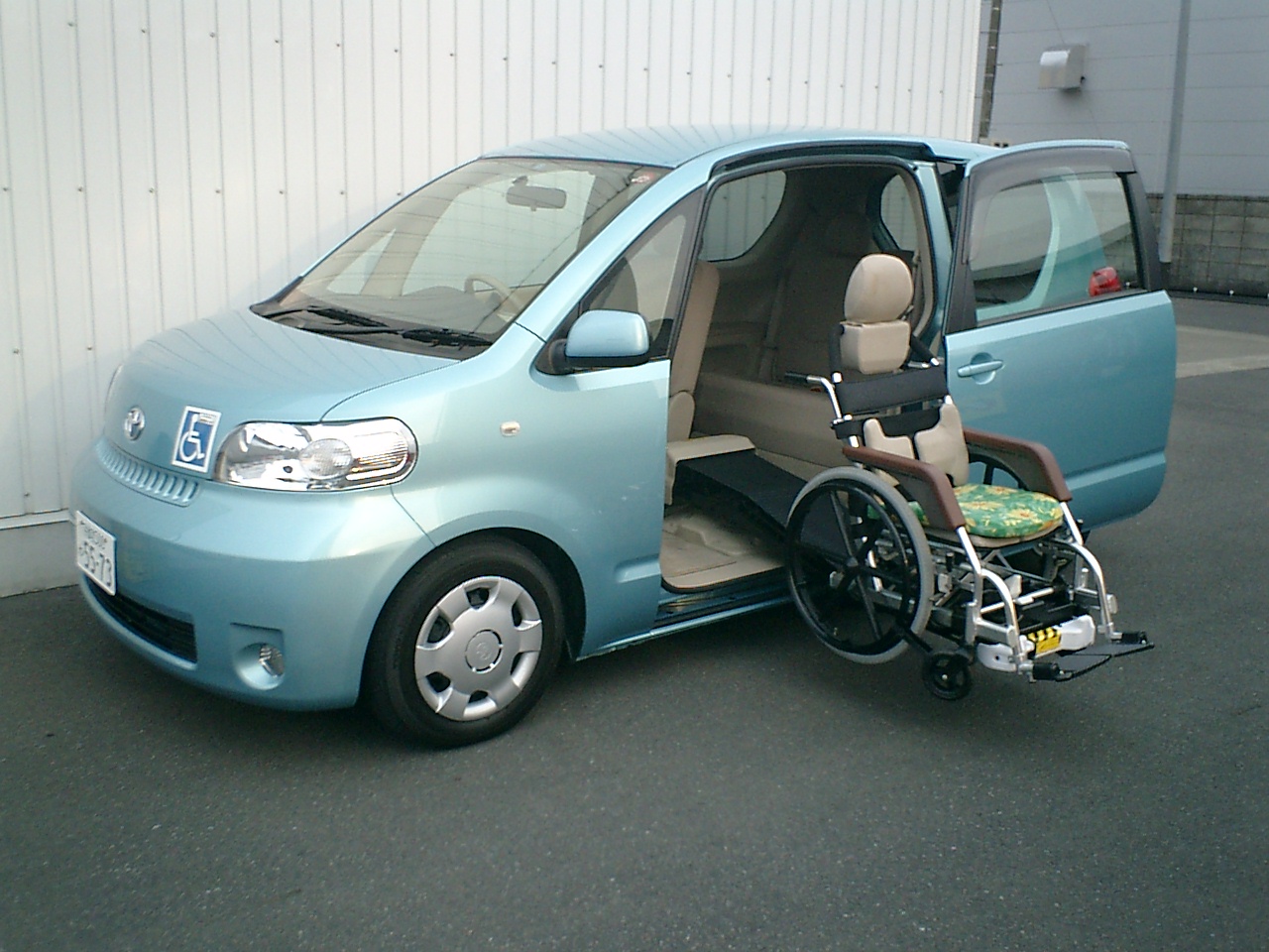 ポルテ　福祉車両　３人（５人）写真