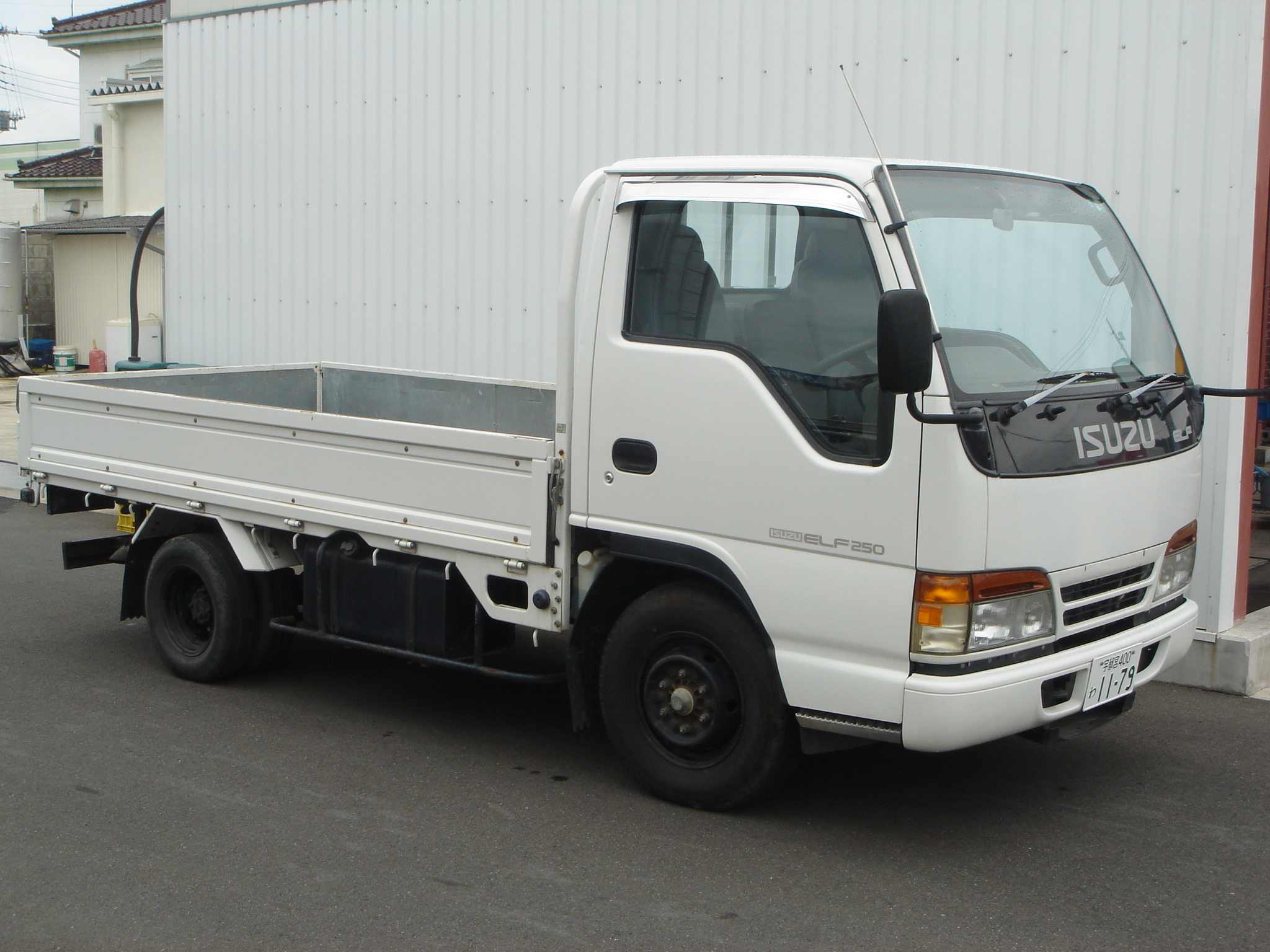 エルフ　２ｔﾄﾗｯｸ（荷台1.6ｍ×3.1ｍ）ﾏﾆｭｱﾙ車３人写真